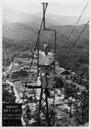 Estes Kefauver waves from the Smoky Sky Lift in Gaitlinburg, Tennessee Miniaturansicht