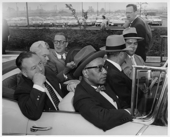 Estes Kefauver in convertible with Mike DiSalle and MikeTeigham, among others Miniaturansicht